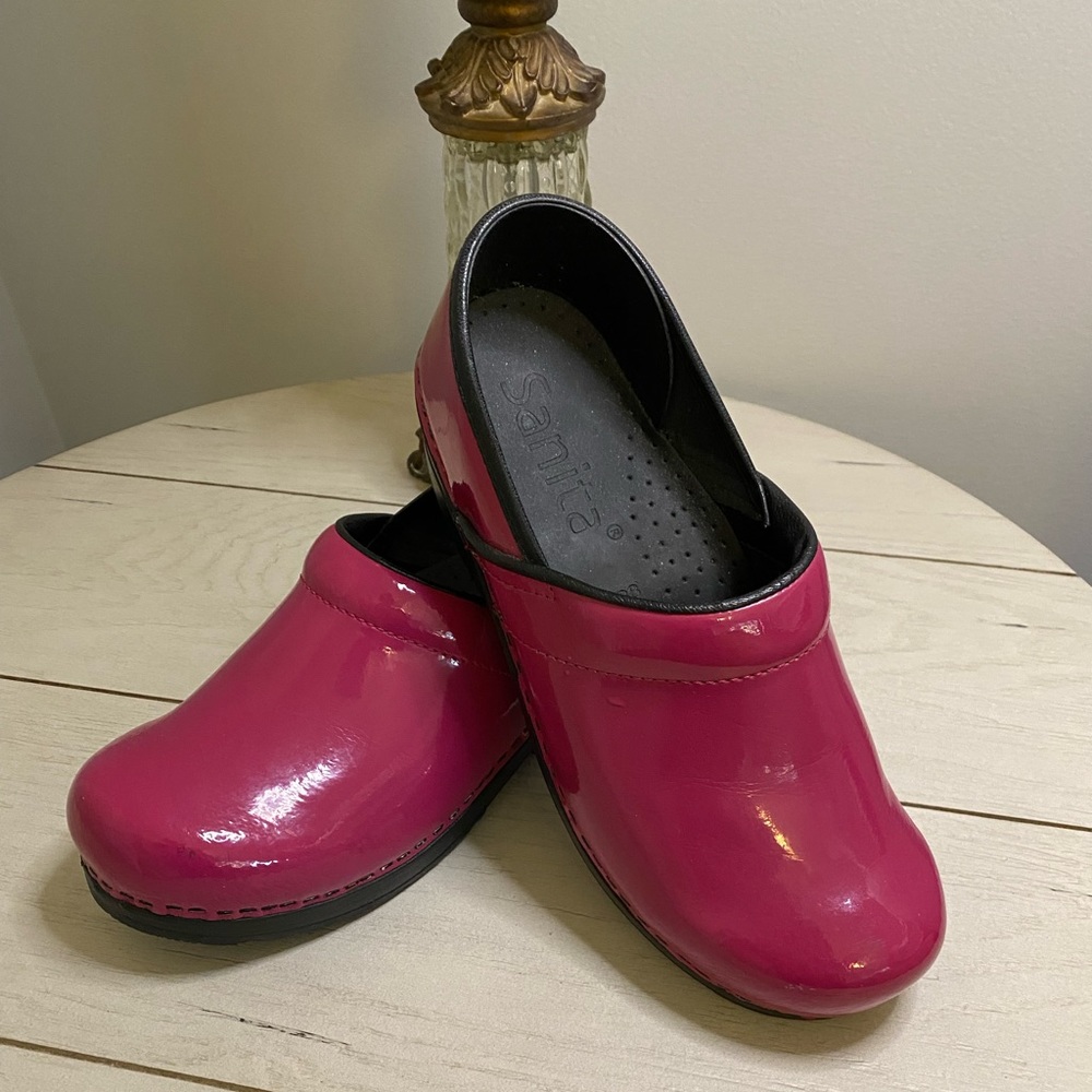 Sanita clogs size 38 (6 1/2 -7) Fuchsia pink.